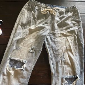 Distressed Easel boyfriend jeans